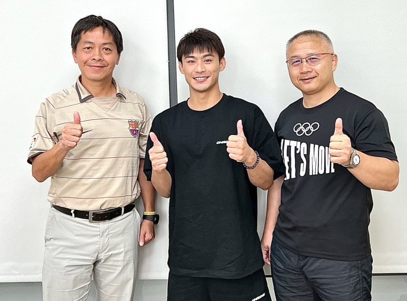 東奧柔道銀牌選手楊勇緯（中）與教練劉文等（右） ，由興友科技執行長謝坤昌協助使用生物電阻抗分析（BIA）與骨質密度監測技術。（興友科技提供）