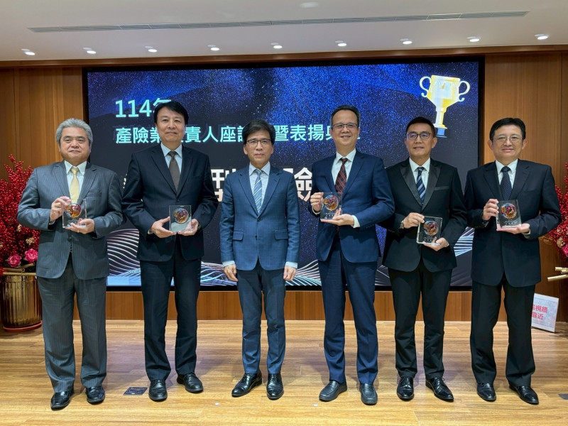 金管會今天舉辦「114年產險業負責人座談會暨表揚典禮」。圖左三為金管會主委彭金隆。（記者王孟倫攝）