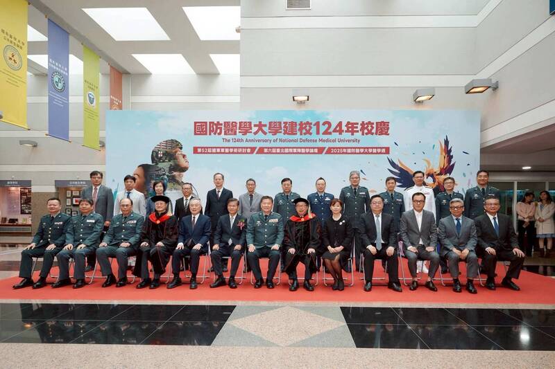 林百里獲國防醫大頒發榮譽博士
