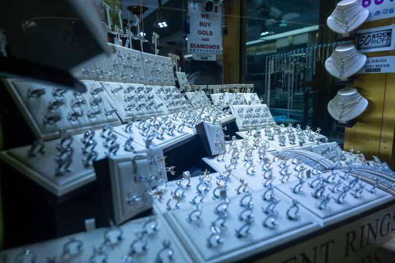 白銀因其價格波動性常被稱為「魔鬼金屬」，據專家稱，儘管供應緊張，白銀價格今年仍創下歷史新高，並且仍有上漲空間。（法新社）