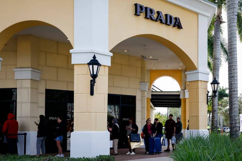 普拉達（Prada）集團週二宣布，正式以12.5億歐元的價格收購米蘭時尚競爭對手凡賽斯（Versace）。（彭博）