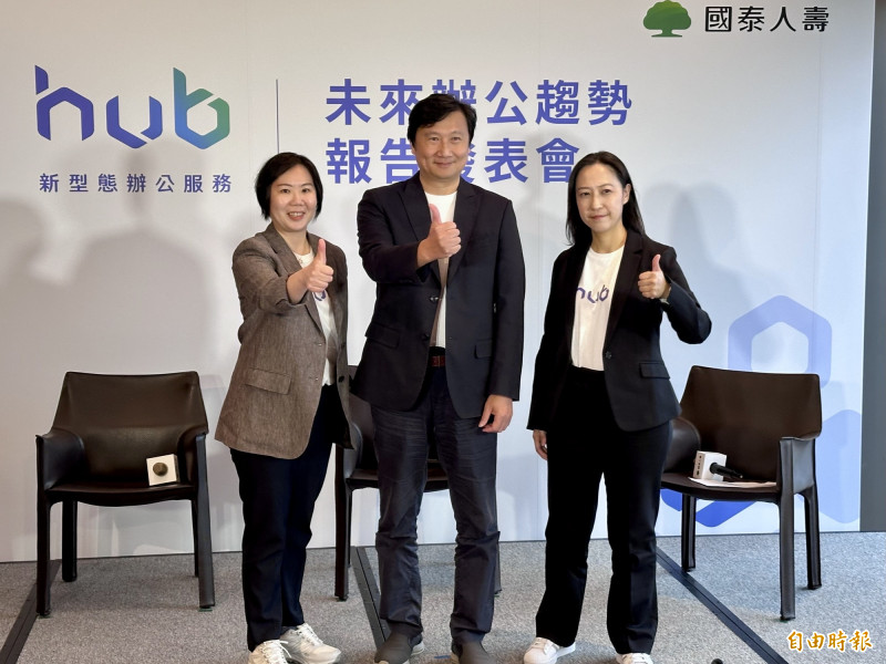 國泰人壽不動產管理部副總經理是郭文鎧（中）指出，未來辦公室是好看又好用。（記者徐義平攝）