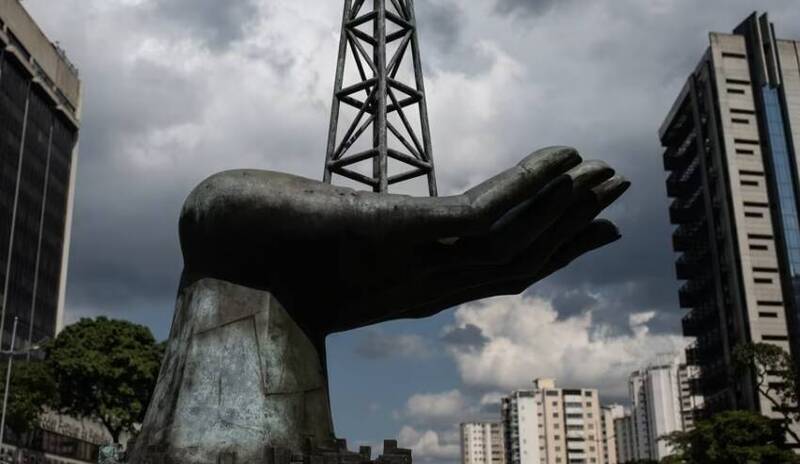 美媒CNN報導，美國總統川普威脅要攻擊一個石油儲量比伊拉克還多的國家；美國似乎已做好與委內瑞拉開戰的準備。（彭博）