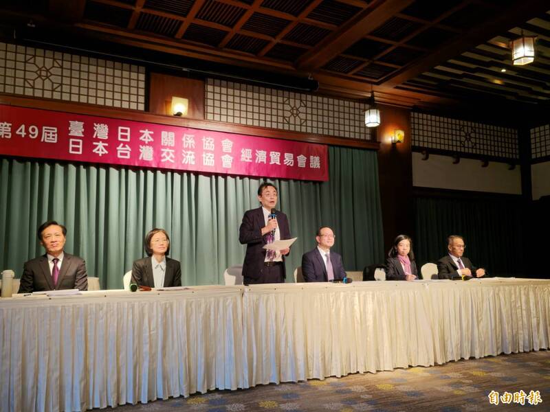 台灣日本關係協會副秘書長林慶鴻在「第49屆台日經濟貿易會議」後偕部會代表召開記者會，由財政部關務署高雄關關務長劉芳祝（左2）、行政院經貿談判辦公室執行秘書徐崇欽（右3）說明「地區海關合作備忘錄」、「台日數位貿易協議」內涵。（記者方瑋立攝）