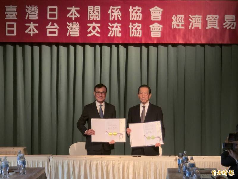 台灣日本關係協會會長蘇嘉全（左）、日本台灣交流協會會長隅修三（右）4日代表簽署「第49屆台日經貿會議」議事錄，以及「地區海關合作備忘錄」、「台日數位貿易協議」。（記者方瑋立攝）