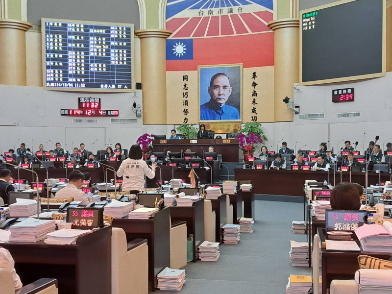 南市議會第4屆第6次定期會今天進行二、三讀，明天閉幕，因明年度總預仍未審完，明天將續審預算。（記者蔡文居攝）