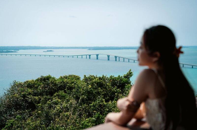 冬天的宮古島氣候溫和舒適，旅客可沿著伊良部大橋，欣賞海天一線的獨特風光。（圖／星宇航空提供）
