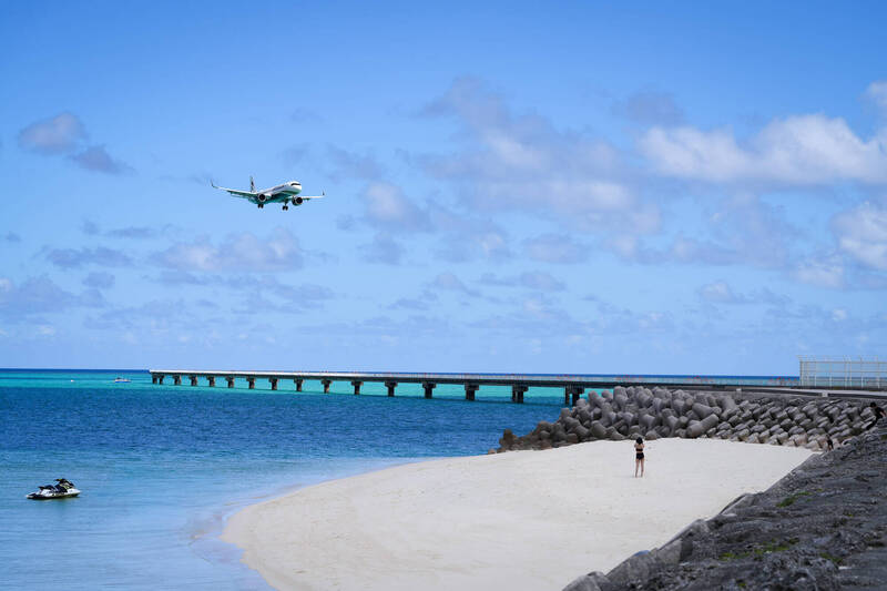 位於沖繩本島西南方的宮古島，以翡翠般的海色、細白沙灘及原始自然景觀聞名，被稱為「沖繩最美離島」。（圖／星宇航空提供）