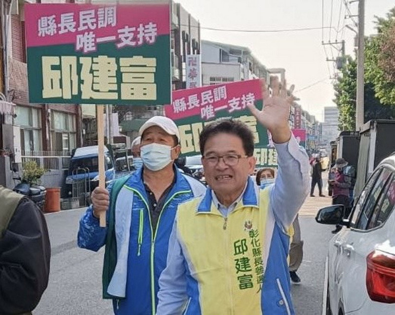 前彰化市長邱建富今到傳統市場掃街拜票，對於彰化蓋不了好市多，他覺得問題在於都市計畫卡住了。（邱建富辦公室提供）