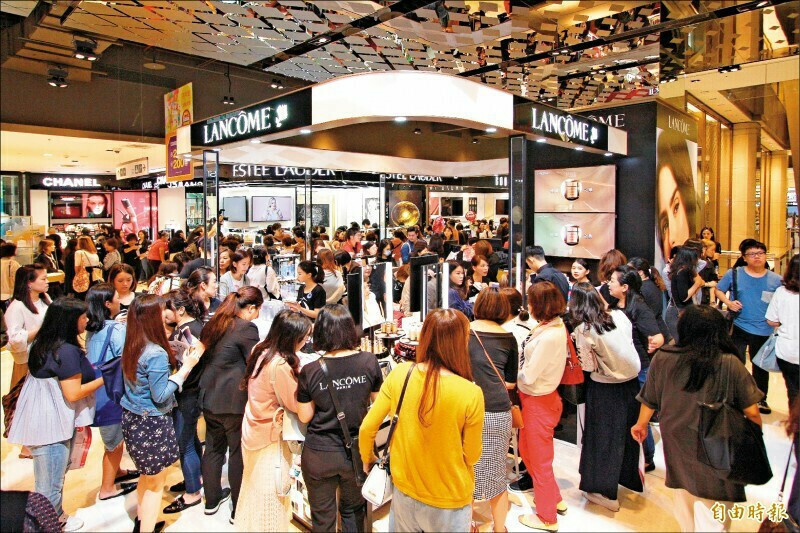 同行指標循環綜合指數（CCCIS）最新統計，批發零售指標獨強，商研院示警，商業服務業陷結構性衰退風險。（資料照）