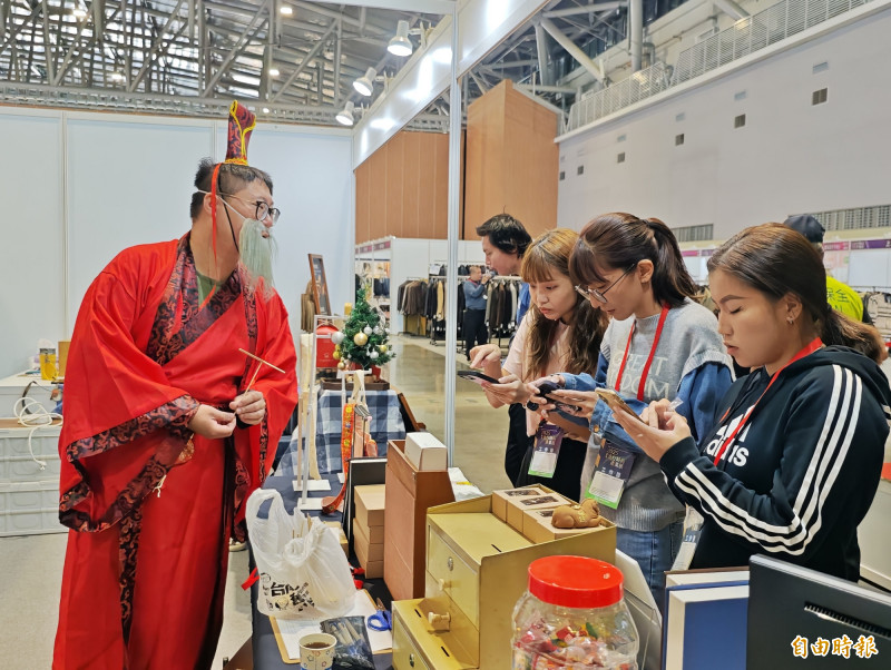 台南流行時尚產業展開幕，吸引民眾參觀。（記者吳俊鋒攝）
