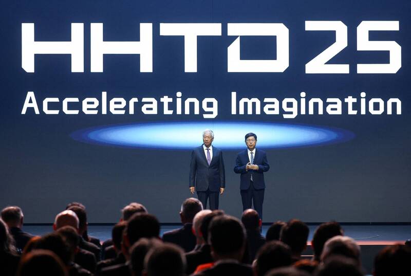 郭台銘現身「2025鴻海科技日」（HHTD25），並與劉揚偉同台。（法新資料照）