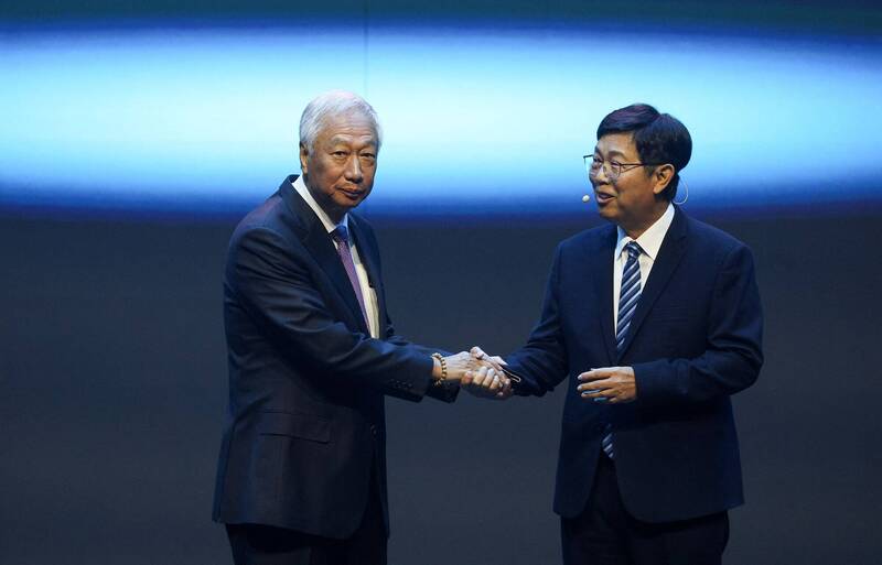 郭台銘與鴻海現任董事長劉揚偉。（法新資料照）