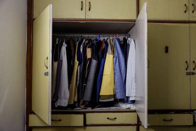 日媒建議，經常整理衣櫃，才知道是否買了很多不穿的衣服，浪費錢。（示意圖，路透）
