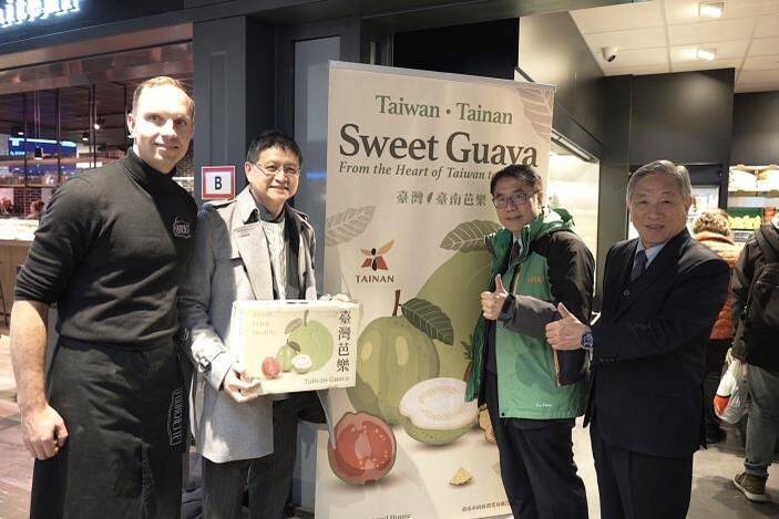 台南市長黃偉哲（右2）率市府團隊，前往荷蘭舉辦「台灣芭樂首銷歐洲暨台南芭樂鳳梨展售會」。圖右1為駐荷蘭台北代表處大使田中光。（台南市政府提供）