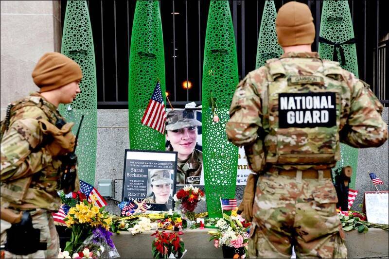 在华盛顿特区的国民兵遭到1名阿富汗男子袭击,造成1死1重伤后,特朗普政府已暂停来自19个非欧洲国家的移民所提交的所有移民申请。 图为2名遇袭国民兵的临时追悼区。 (路透)