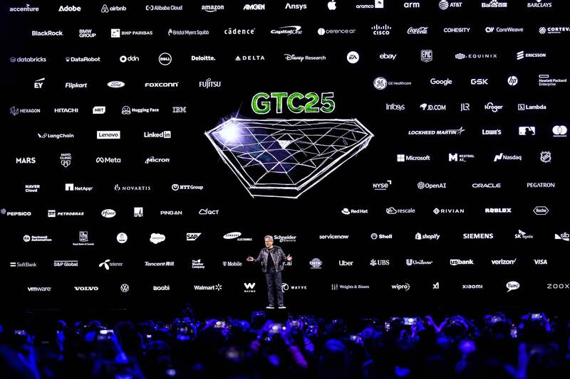 輝達預告GTC 2026時間及地點。圖為黃仁勳在輝達GTC 2025大會的主題演講，秀出背板展示供應鏈夥伴及客戶的LOGO。（法新社）