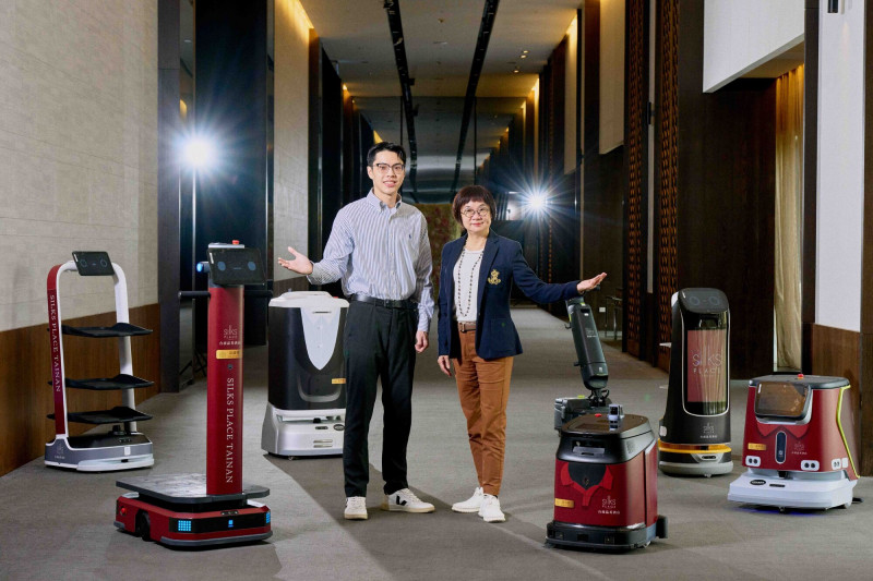 智領未來科技公司代表吳宗穎（左）與台南晶英總經理李靖文（右）合作，導入７台機器人。（台南晶英酒店提供）