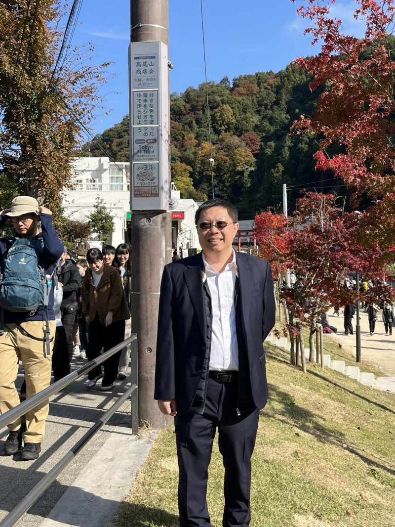 虹彩光電攜手日本電力公司，以全彩電子紙打造電線桿智慧顯示應用，圖為董事長廖奇璋。（虹彩光電提供）