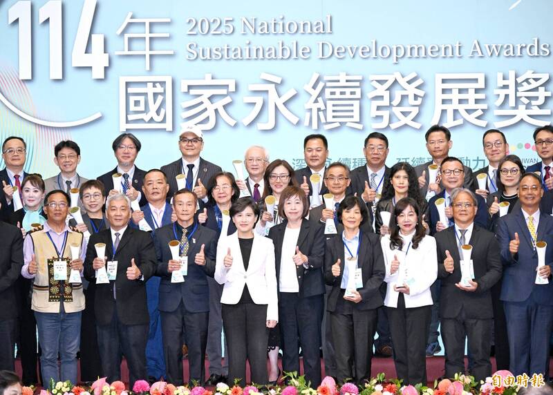 行政院副院長鄭麗君8日出席「114年國家永續發展獎頒獎典禮」，為43位得獎者頒獎。（記者方賓照攝）