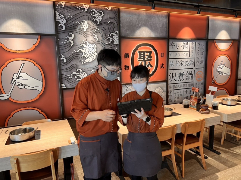 搶攻農曆年後轉職潮，王品（2727）集團宣布2026年元旦起，調升品牌正職起薪及計時人員時薪，正職起薪含全勤調升為3萬6800元起、計時同仁時薪加全勤津貼210元起，品牌調幅最高10%。（王品提供）