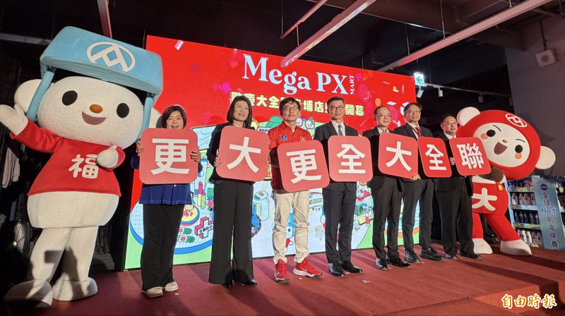 全聯福利中心併購大潤發更名為「大全聯」後，首家全新打造的大全聯進駐桃園青埔商圈，全聯總經理蔡篤昌喊出大全聯青埔店擁有「好好買、好好吃、好好玩」三大亮點，年營收將挑戰10億元。（記者楊雅民攝）