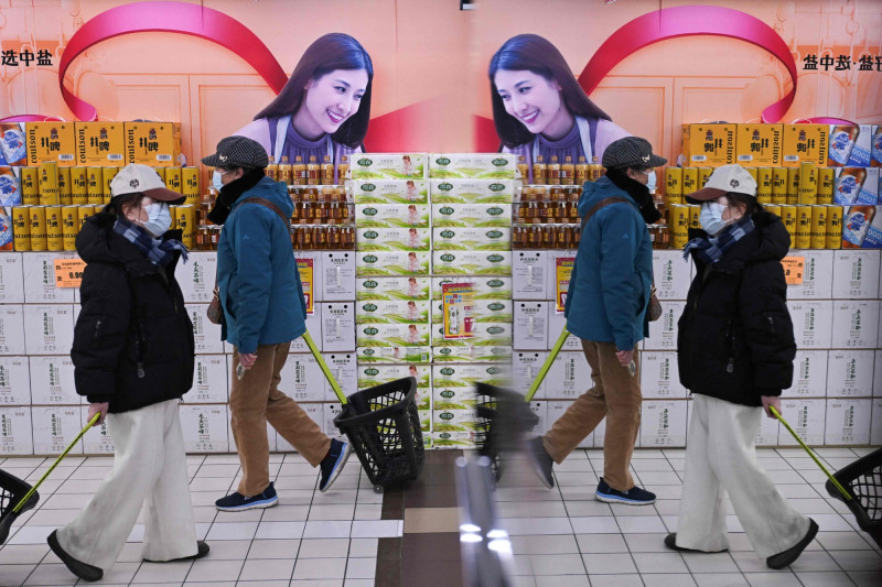 中國11月生產者物價指數(PPI)年減2.2%,比10月的跌幅2.1%惡化,且為連續第38個月下滑。分析師指出,PPI跌幅大於預期,顯示中國通縮沒有減輕。圖為北京的超市。(法新社)