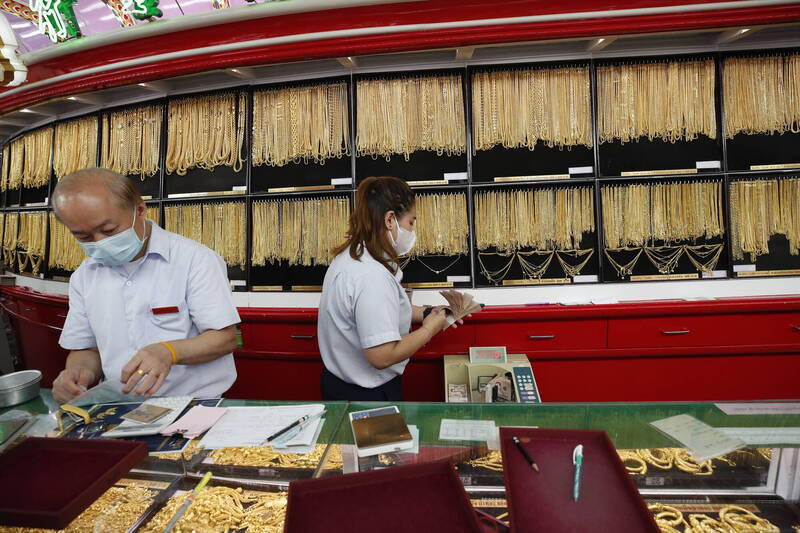 地緣政治風險上升，以及在美國關稅影響下，泰國經濟走向的不確定性，正促使一波又一波泰國人涌入黃金市場。（歐新社）