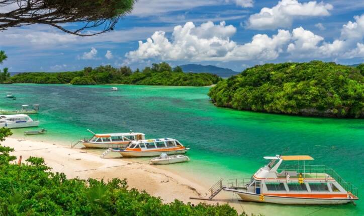 7旬翁清志（化名）不顧家人反對，堅持移居沖繩，3年後過世，面對父親移居鄉下帶來意想不到的負面影響，最終京介身心俱疲，並感嘆：“請饒了我吧”。（擷取自網路）