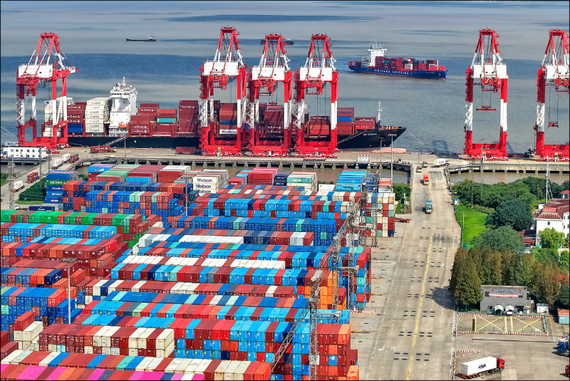 中國歐盟商會昨報告指出，在美國高關稅政策實施後，歐盟與中國的貿易失衡擴大。（美聯社資料照）