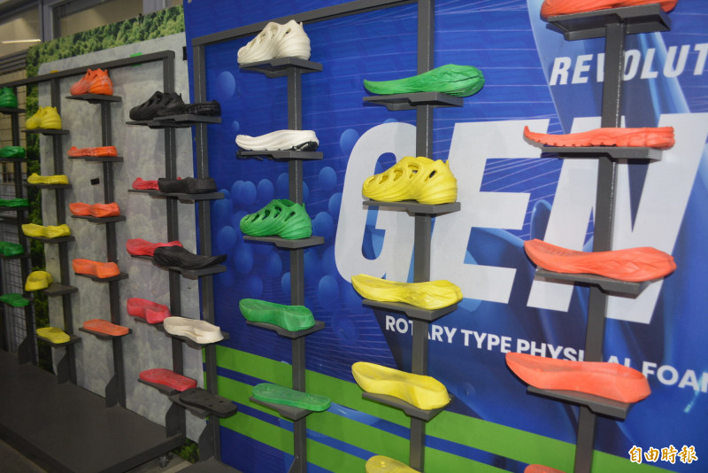 天崗精機成立43年，已成功銷售1萬2千多台的製鞋機，是全球排名前三大的製鞋機大廠。（記者陳建志攝）