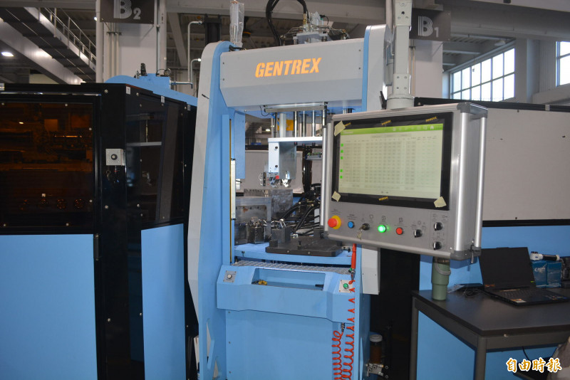 天崗精機歷經7年，研發出全球第一的「超臨界物理發泡射出成型機」，已連獲多項大獎肯定。（記者陳建志攝）