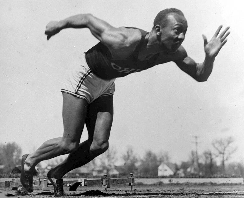 美國傳奇運動員歐文斯在1936年的奧運會，穿著達斯勒兄弟的運動鞋拿下4面金牌。（美聯社資料照）