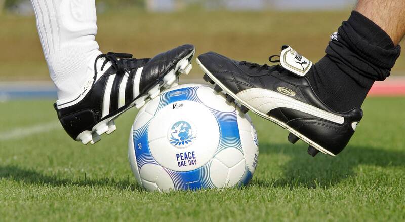 2009年，愛迪達和Puma的員工在黑措根奧拉赫舉行了一場足球友誼賽，兩家公司正式破冰。（路透資料照）