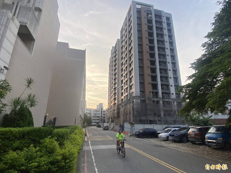 這2、3年來，彰化市預售大樓陸續交屋，街景因新大樓完工而改變不少。（記者張聰秋攝）