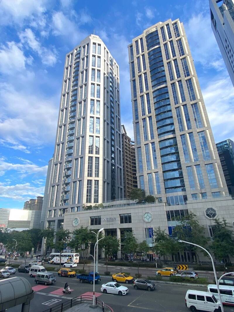 新板特區的板信商銀雙子星大樓，已連續17年蟬聯新北地王。（圖由地政局提供）