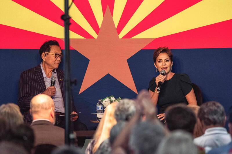 羅伯特清崎（Robert Kiyosaki、左）認為「UNIT」象徵美元霸權的終結。（法新社）