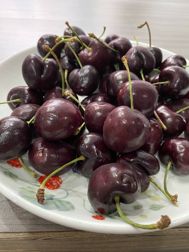 台灣傳統市場所販售的智利櫻桃近日出現降價跡象。（讀者提供）