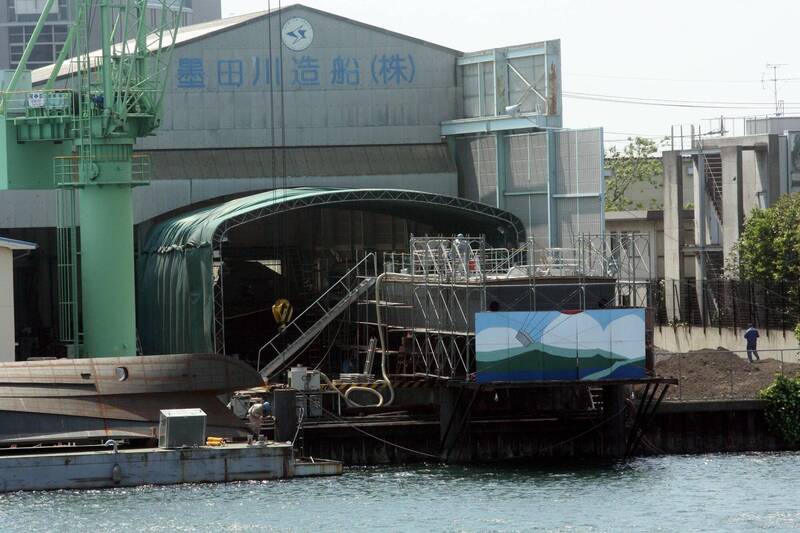 全球貨櫃船與 LNG 運輸船等高附加價值船型的訂單，已大量被中國與南韓拿下，圖為主要建造高速船艇的日本企業「墨田川造船」。（歐新社）