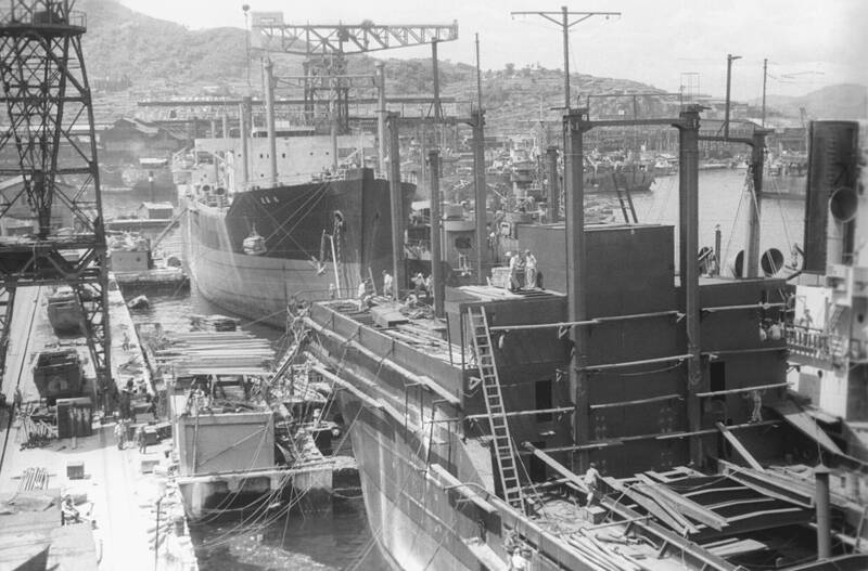 日本造船業的歷史悠久，一度是全球最大造船國。圖為1946年的三菱長崎造船廠。（美聯社）