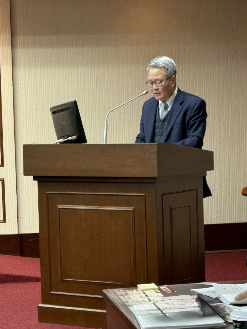 行政院公共工程委員會主任委員陳金德舉例，過往曾出現公家機關為了買一張機票，需要3家廠商投標才能開標。（記者徐義平攝）
