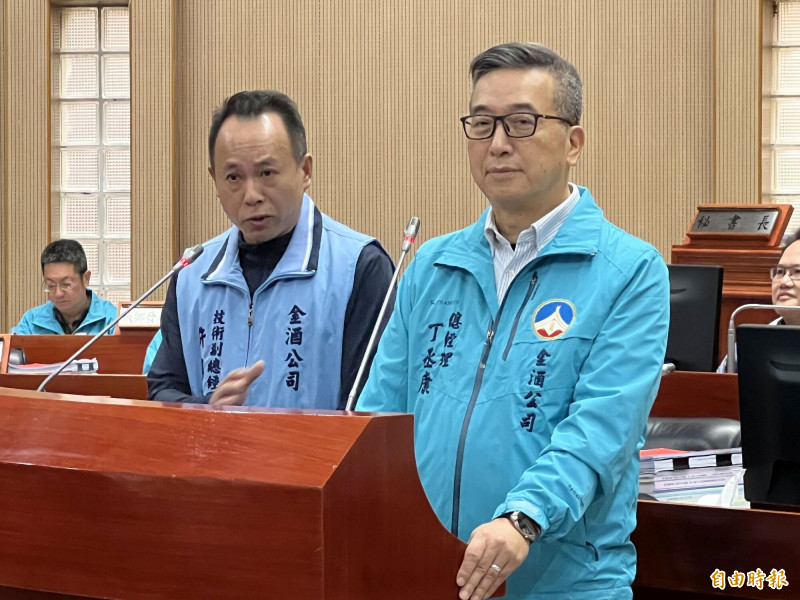 金酒公司原任總經理丁丞康（右）調往廈門分公司總經理。（記者吳正庭攝）