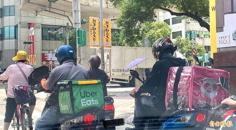 經濟部商業署將配合外送專法，訂定平台業者與合作商家的外送合作契約範本，將要求平台業者保存與合作商家的紀錄至少2年。（資料照）