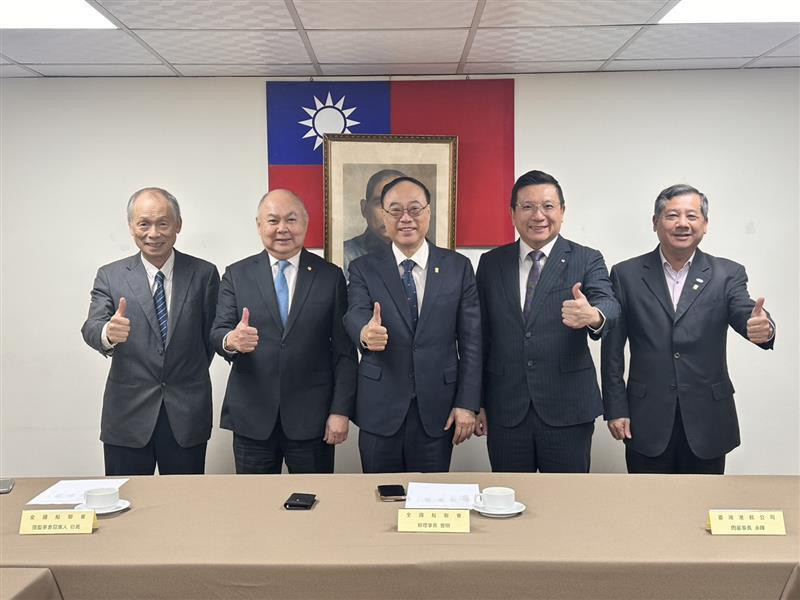 台灣港務公司董事長周永暉（中）推動貨櫃與散雜貨量能齊揚。（台灣港務公司提供）