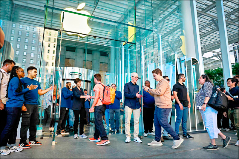 市場預期蘋果新機入門款價格可能保持不變，但選配更大記憶體或更高儲存空間的費用將變得更貴。（彭博）