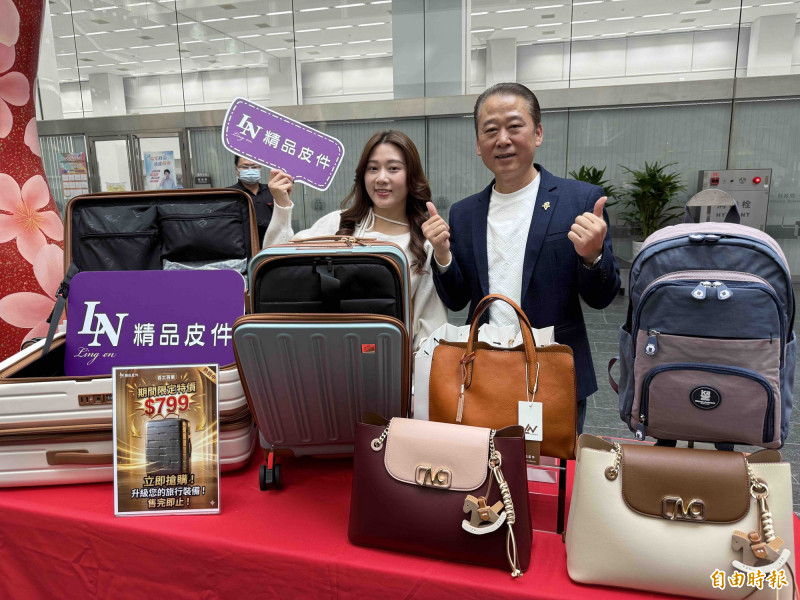 國群皮件為台灣品牌做批發設計。（記者蔡淑媛攝）