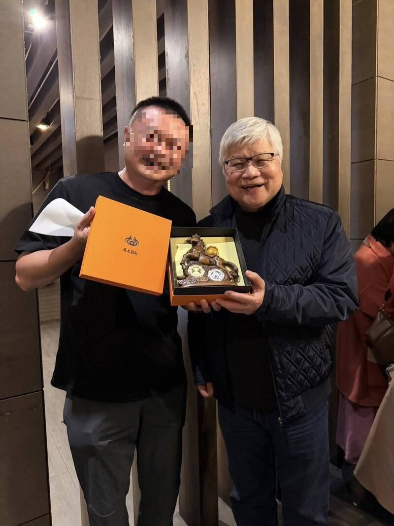 台積電總裁魏哲家近日到台中某餐廳用餐，他被認出後親切與現場民眾合照，還透露「我常來啊，你們也常來就會遇到我」，讓餐廳直呼「太感動太大心」。（圖擷自臉書）