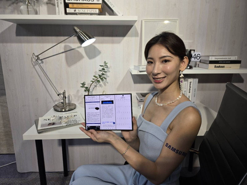 記憶體供給吃緊，智慧手機新機恐漲價。圖非擬漲價機款。（記者王憶紅攝）