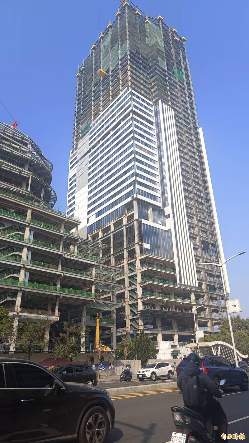 富邦凹子底開發案今天上樑。（記者葛祐豪攝）