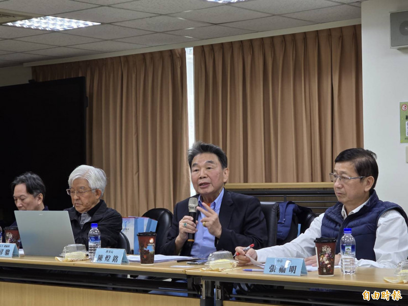 營造公會針對土方之亂提出建言。圖右二為公會理事長陳煌銘。（記者陳永吉攝）